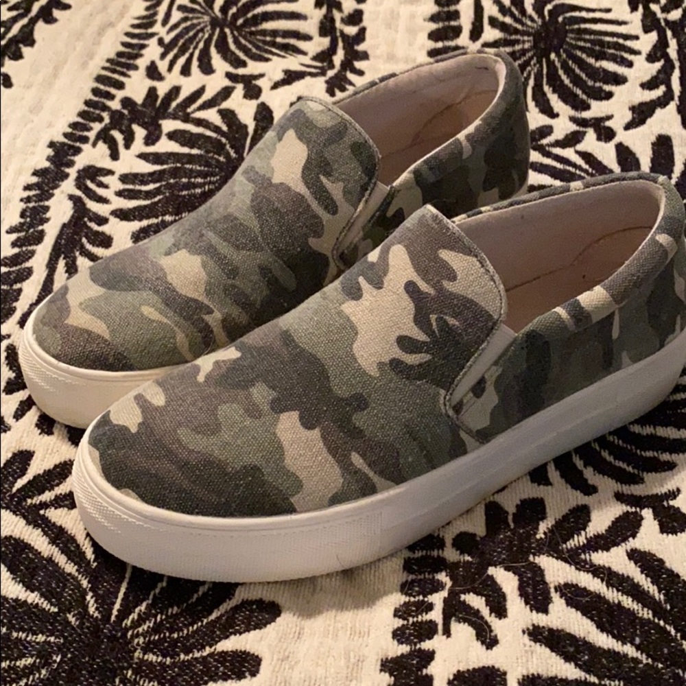 Steve Madden slip ons